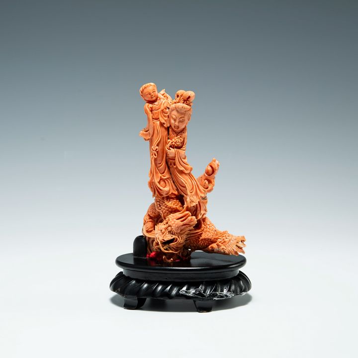 珊瑚仕女童子擺件(附座) A Chinese carved coral figure of a lady