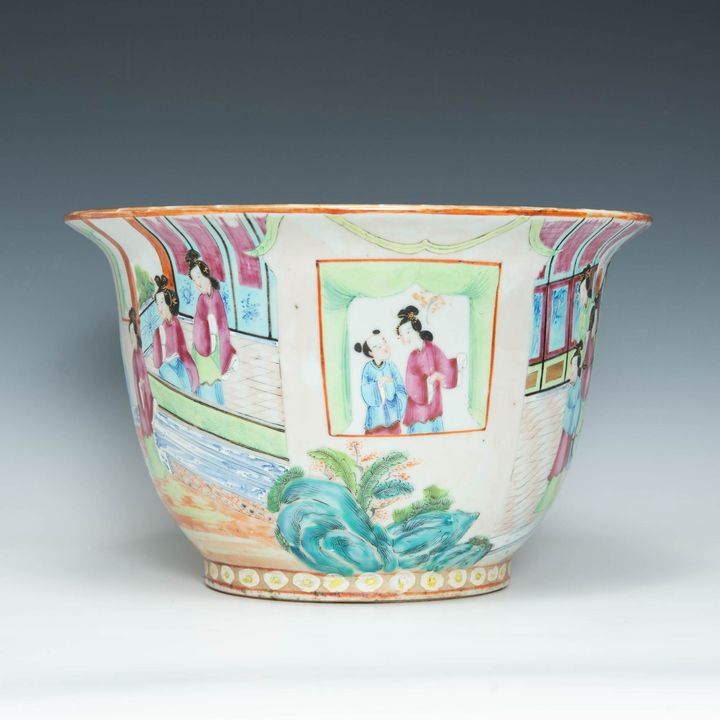 A Chinese export porcelain rose mandarin planter