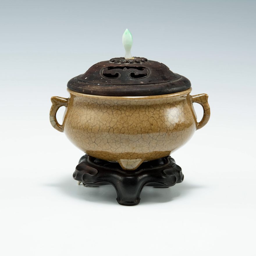 十八世紀   哥釉三足爐（附原配硬木蓋及座） A Chinese ge-glazed tripod censer, 18th century