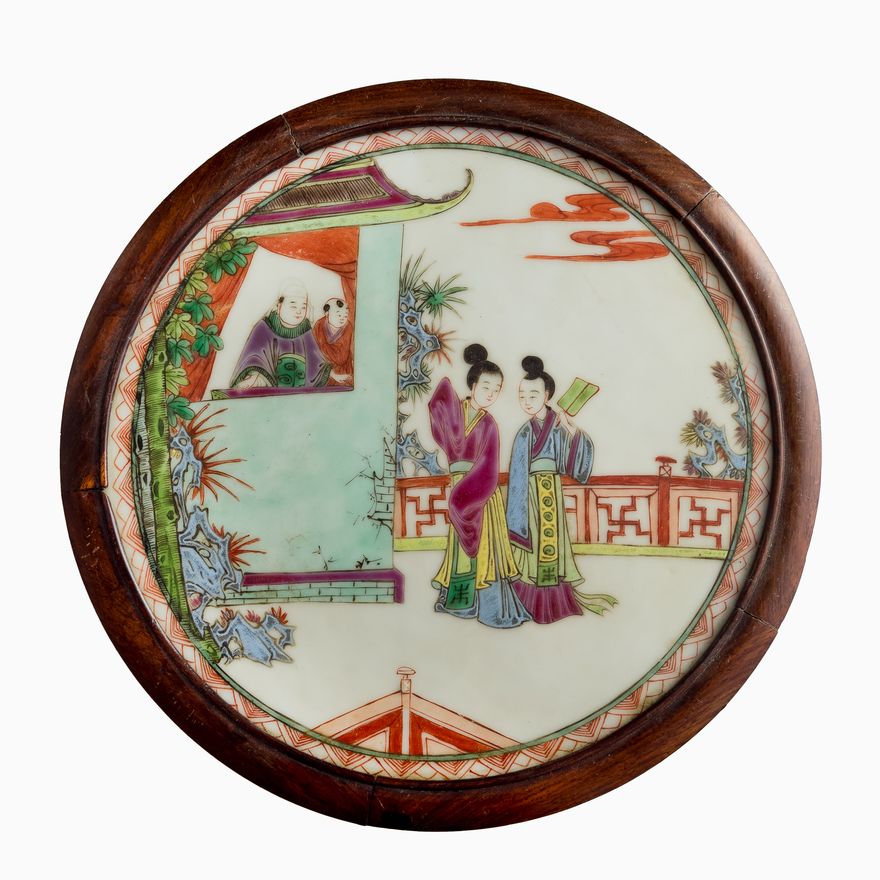 民國 粉彩人物圓闆 A Chinese famille rose 'figural' roundel plaque, Republic period