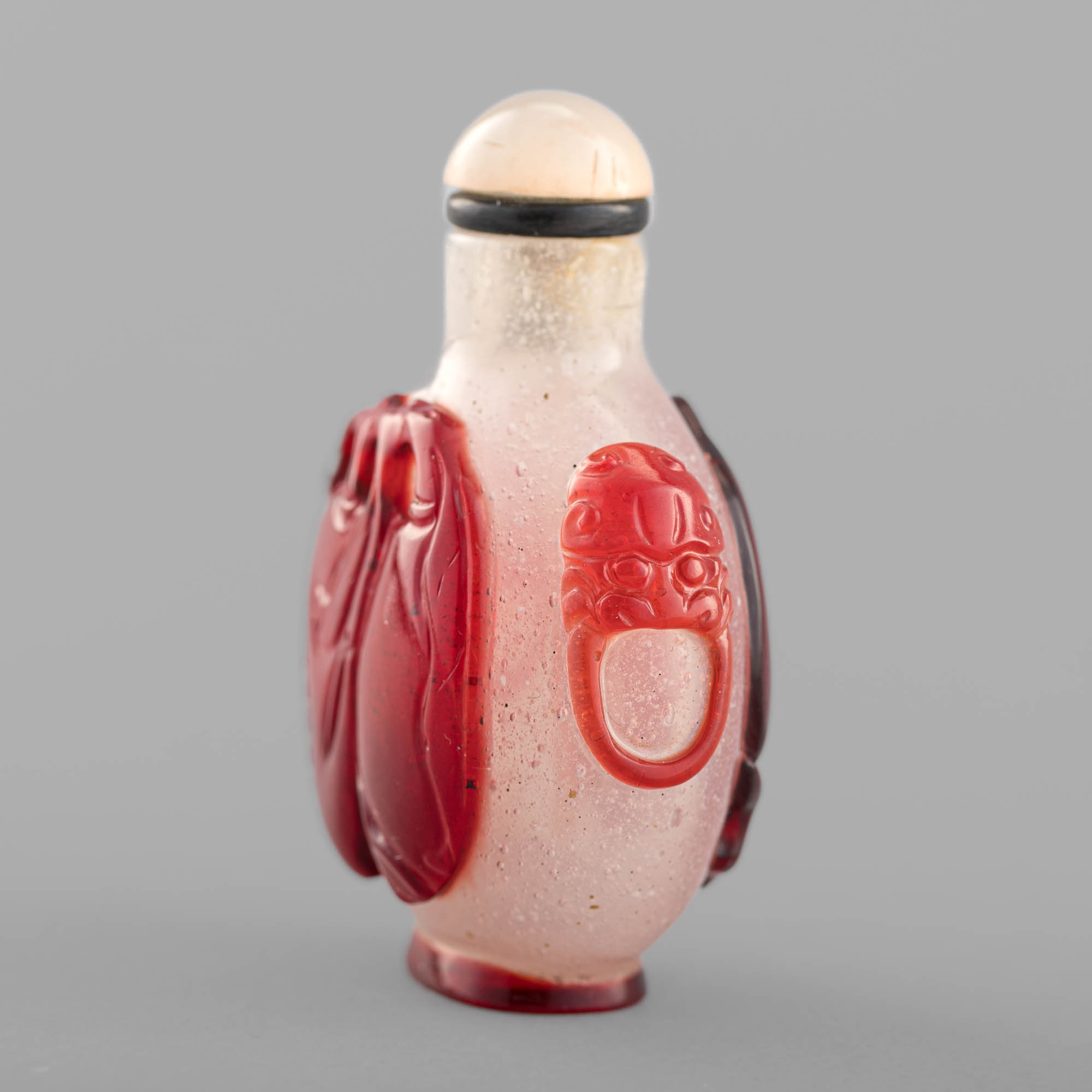 十八世紀白底套紅雙桃紋鋪首鼻煙壺A Chinese red-overlay white