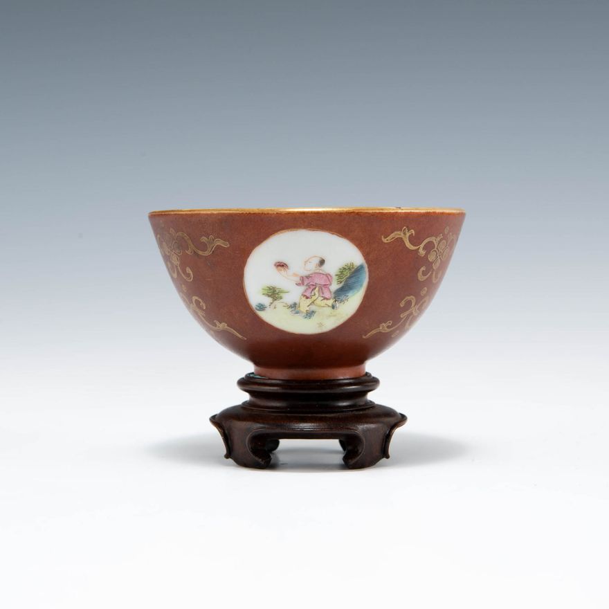 清乾隆   醬釉底開窗粉彩人物杯（附硬木座） A Chinese brown-ground famille rose cup, Qianlong period, Qing dynasty