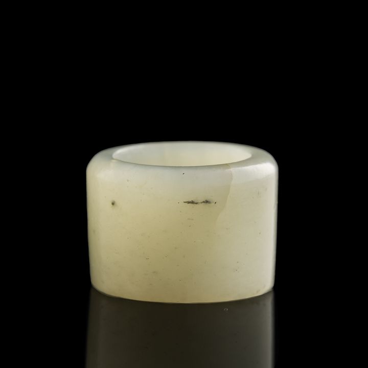 十九世紀 玉扳指 A Chinese carved jade archer's ring, 19th century