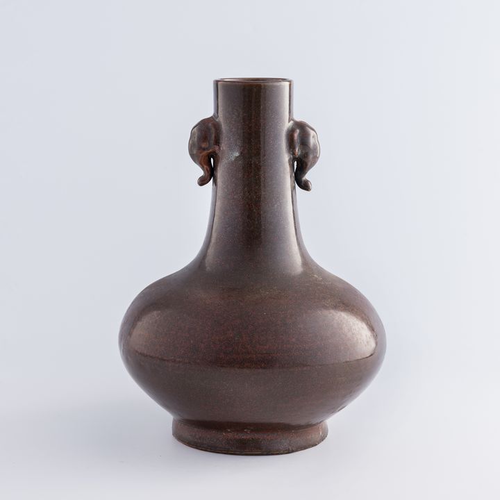 十九世紀早 茶葉末釉象耳瓶 A Chinese teadust-glazed elephant-handle vase, early 19th century