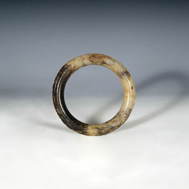 明代 玉雕篆文手鐲 A Chinese jade bangle carved with old characters, Ming dynasty