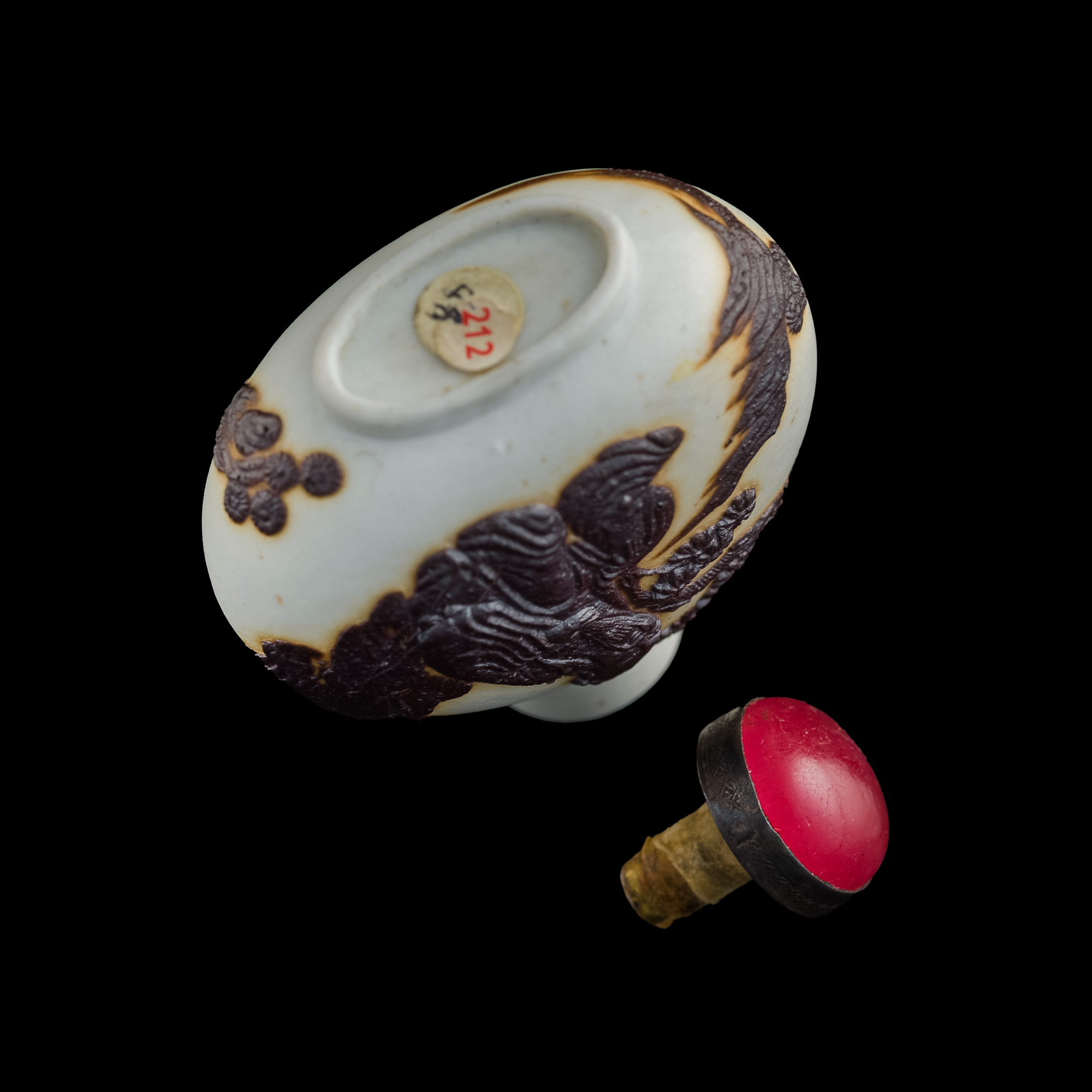 十九世紀早雕瓷人物鼻煙壺A Chinese molded porcelain snuff bottle