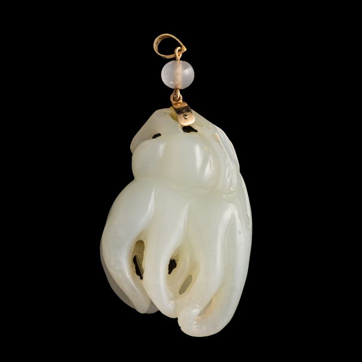 十九世紀早 白玉佛手掛墜 A Chinese carved white jade Buddha's hand, early 19th century
