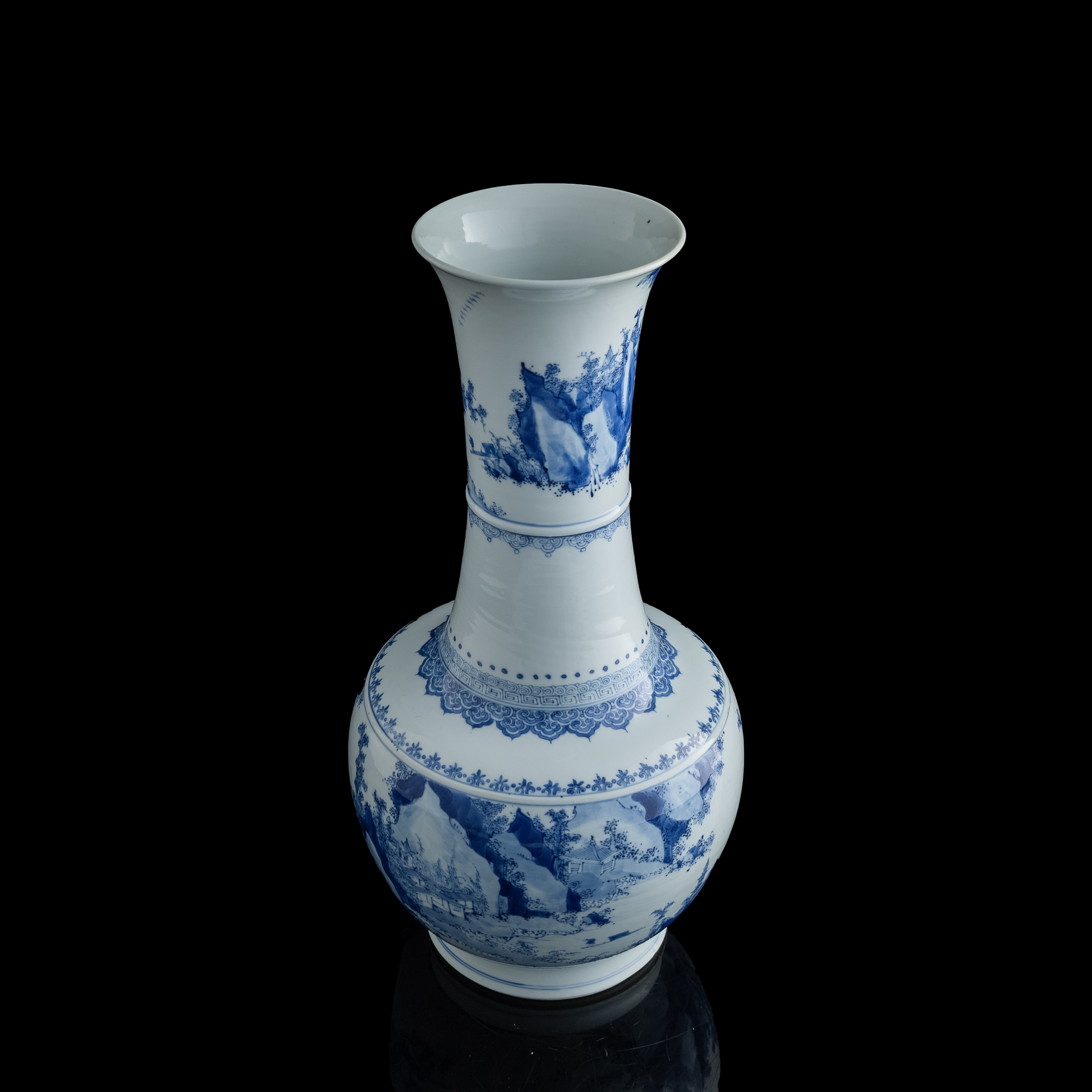 清康熙青花山水瓶A Chinese blue and white 'landscape' vase, Kangxi