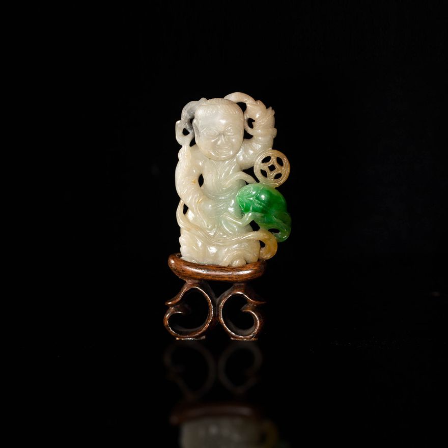十九世紀 翡翠雕劉海戲金蟾掛墜（附硬木座） A Chinese carved jadeite Liu Hai, 19th century