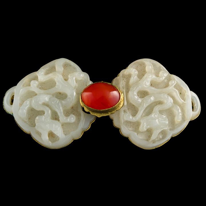 明代 玉雕螭龍帶扣一副 A Chinese white jade 'chilong' buckle, Ming dynasty