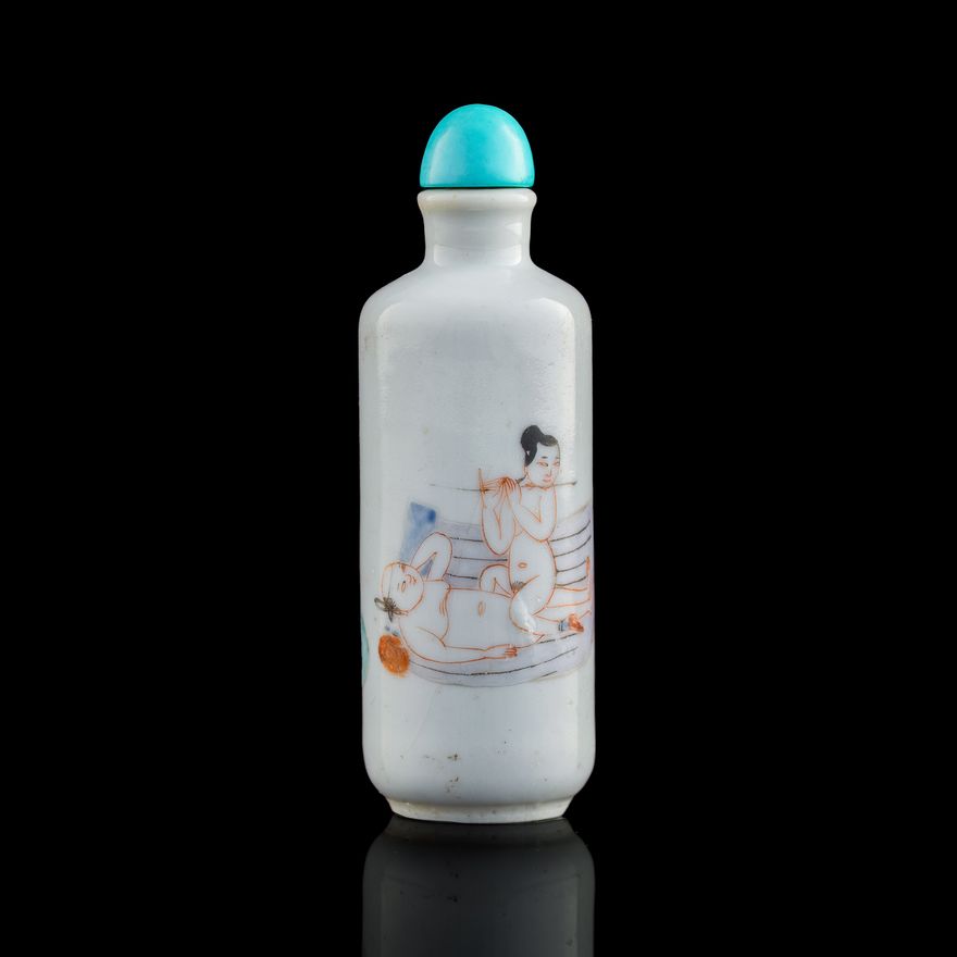 十九世紀 粉彩春宮人物鼻煙壺 A Chinese famille rose 'erotic scene' snuff bottle, 19th century