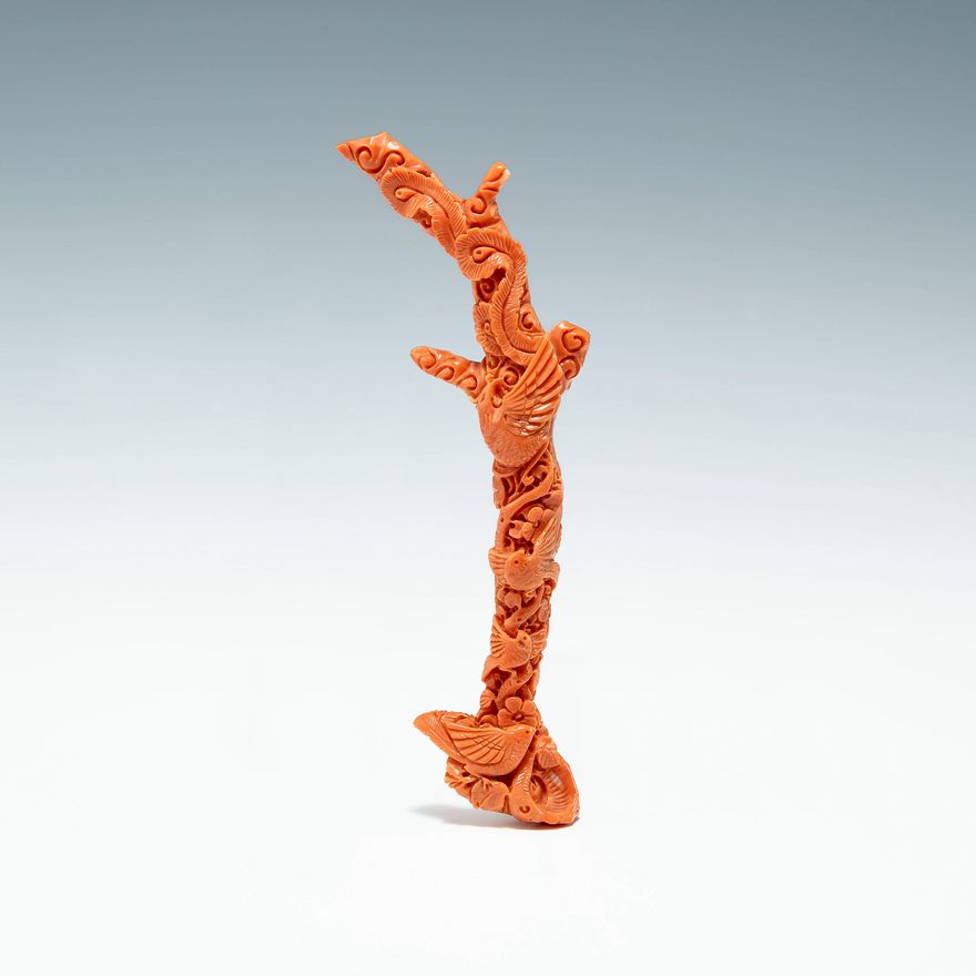 珊瑚百鳥朝鳳擺件 A Chinese carved coral sculpture with phoenix