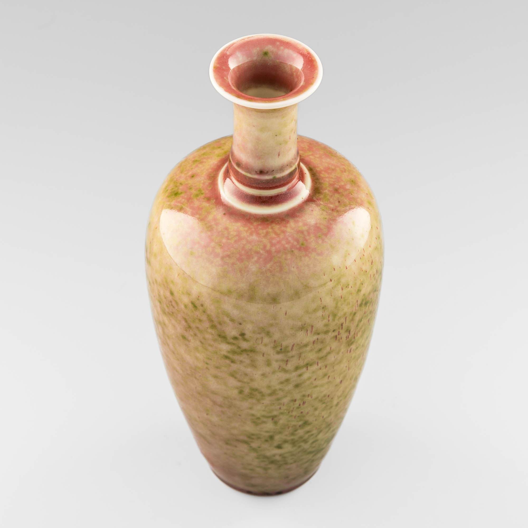 十九世紀缸豆紅萊菔尊A Chinese peachbloom-glazed vase, 19th