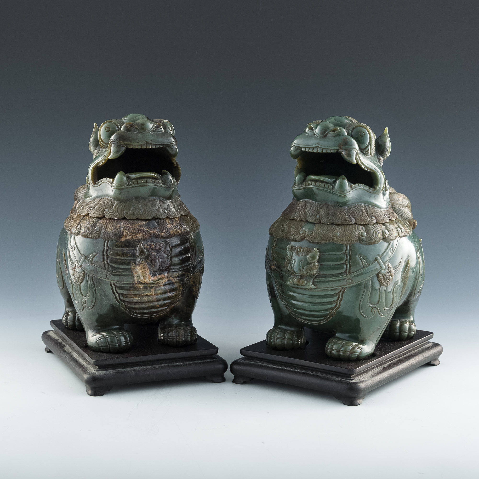 青玉甪端香薰一對A pair of Chinese carved celadon jade luduan-form 