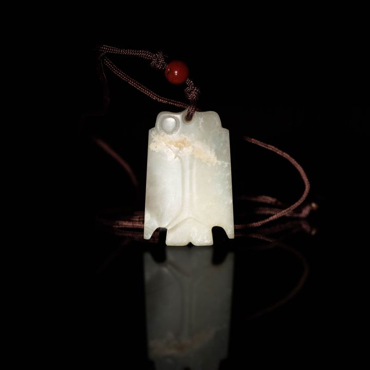漢代   白玉鳥形佩 A Chinese carved white jade bird-form plaque, Han dynasty