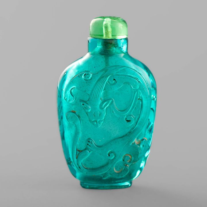 十九世紀 藍料雕螭龍鼻煙壺 A Chinese blue Peking glass snuff bottle, 19th century