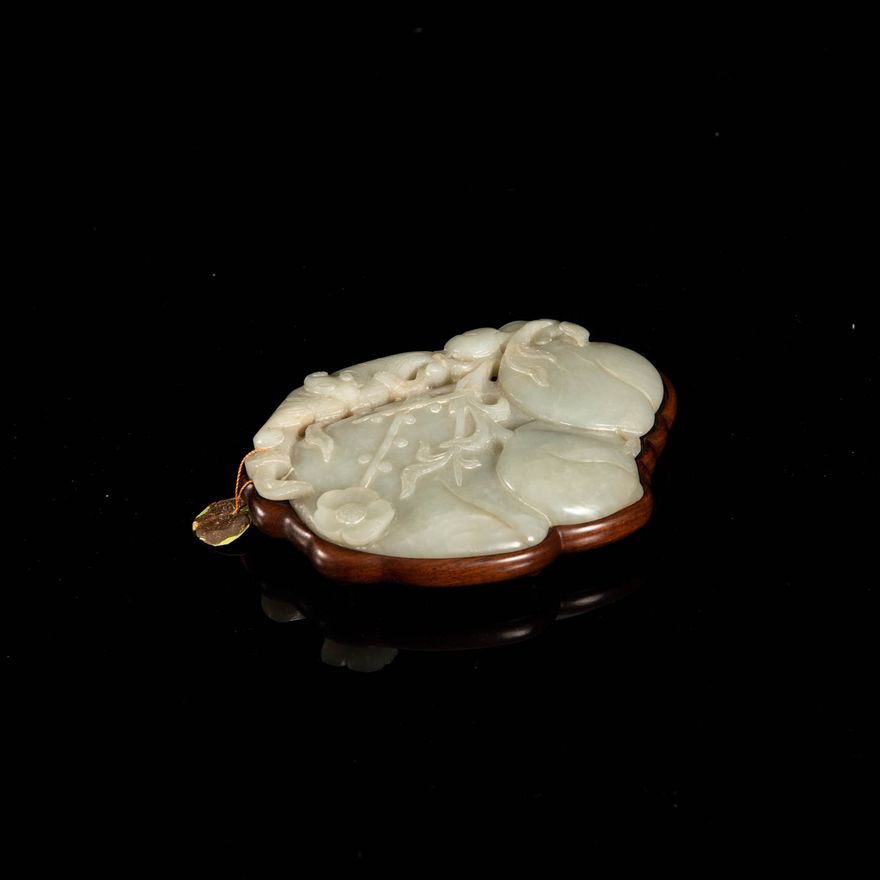 十八世紀   青白玉雕壽桃飾件 A Chinese carved celadon jade peaches, 18th century