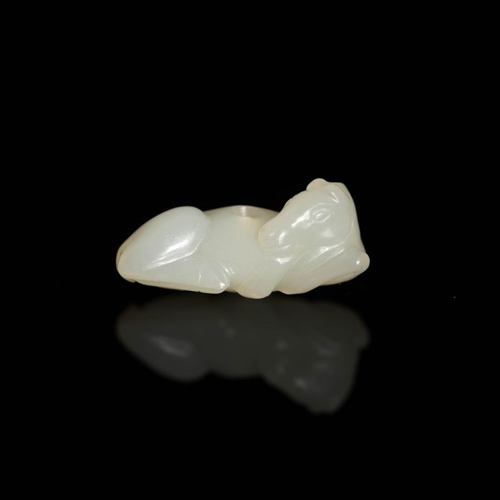 十九世紀 白玉雕臥馬掛墜 A Chinese white jade horse pendant, 19th century