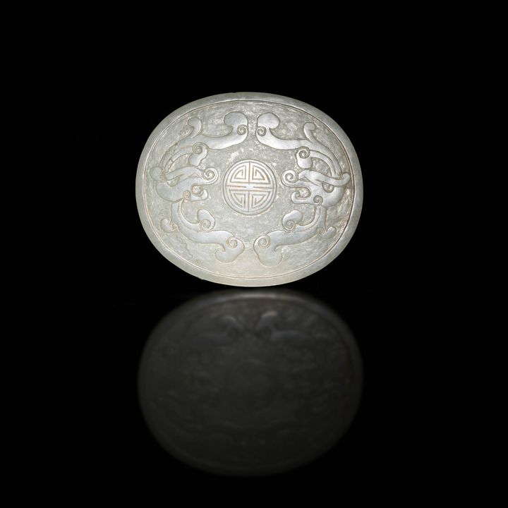 十八/十九世紀   玉雕雙螭龍壽字瓦頭 A Chinese carved jade chilong plaque, 18th/19th century