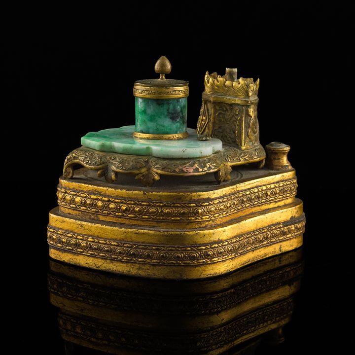 十九世紀 銅鎏金鑲翡翠文具 A Chinese gilt-bronze inkwell with inlaid jadeite, 19th century