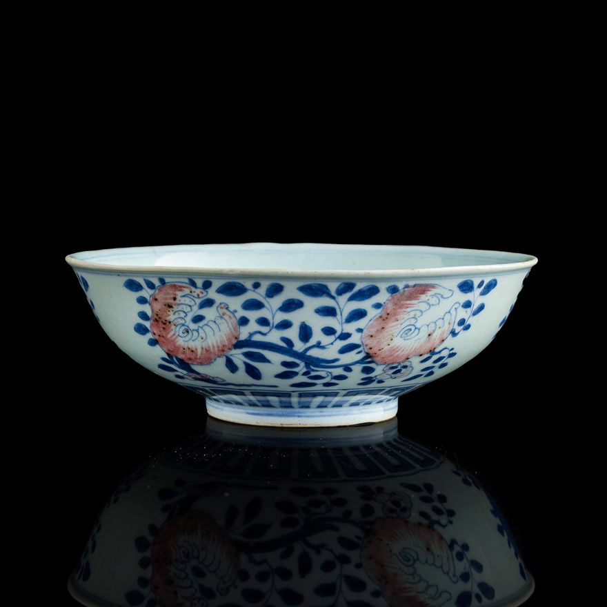 清嘉慶 青花釉裡紅三多紋碗（附錦盒） A Chinese blue and copper-red-underglazed 'sanduo' bowl, Jiaqing period, Qing dynasty