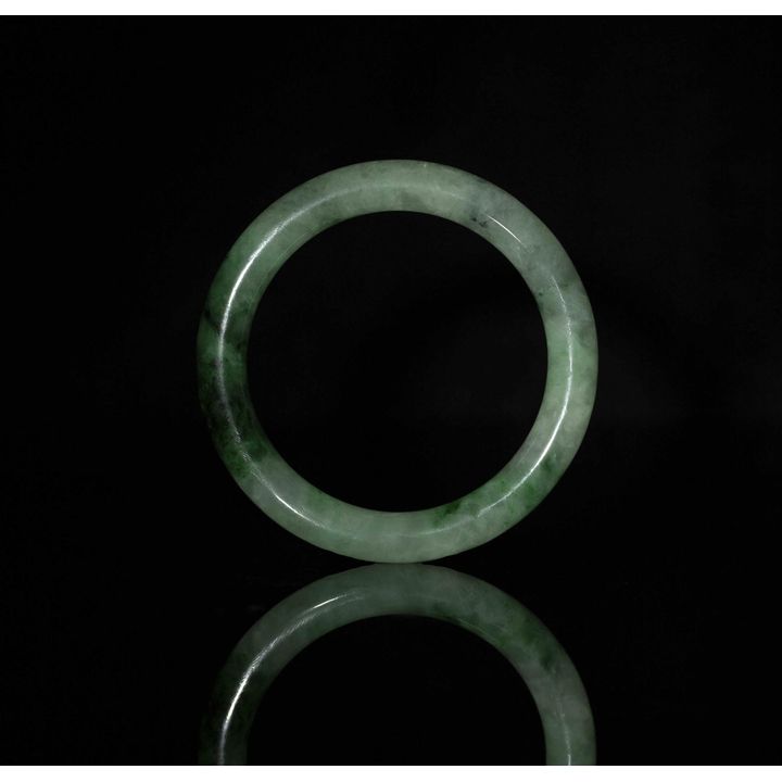 十九世紀 翡翠手鐲 A Chinese jadeite bangle, 19th century
