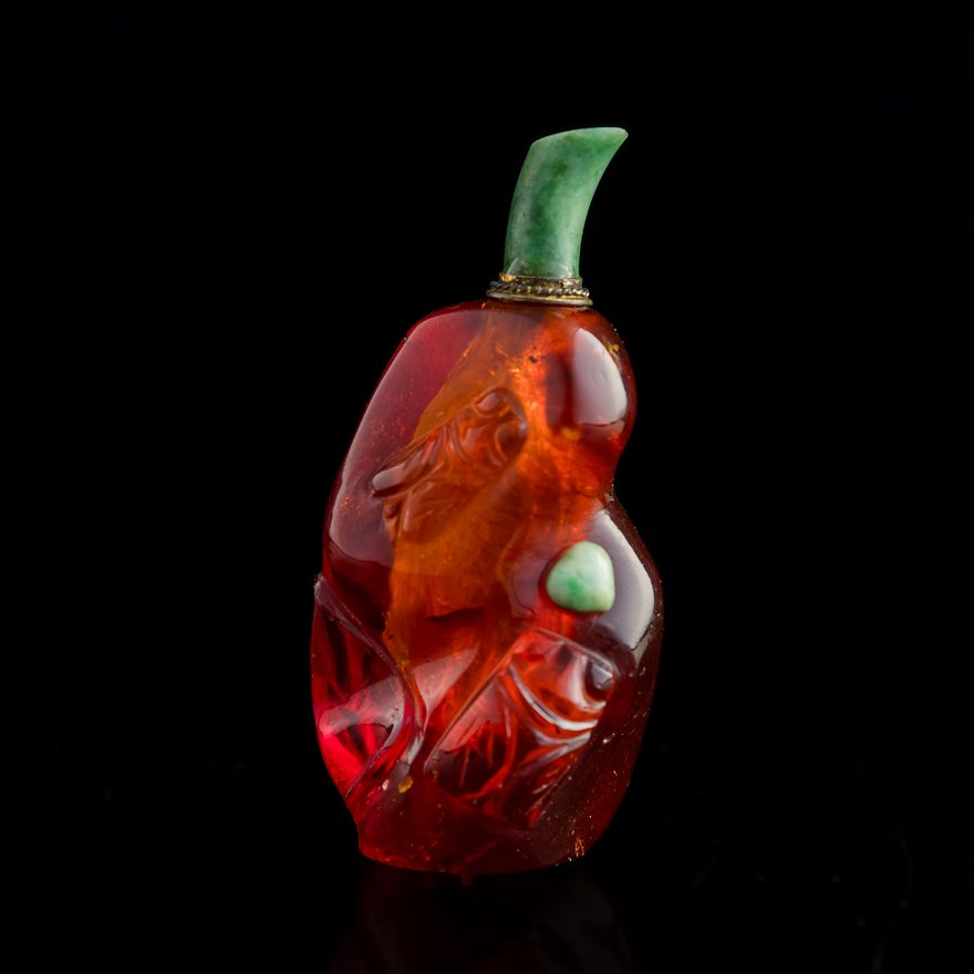 十九世紀 琥珀嵌翡翠鼻煙壺 A Chinese jadeite-decorated amber snuff bottle, 19th century