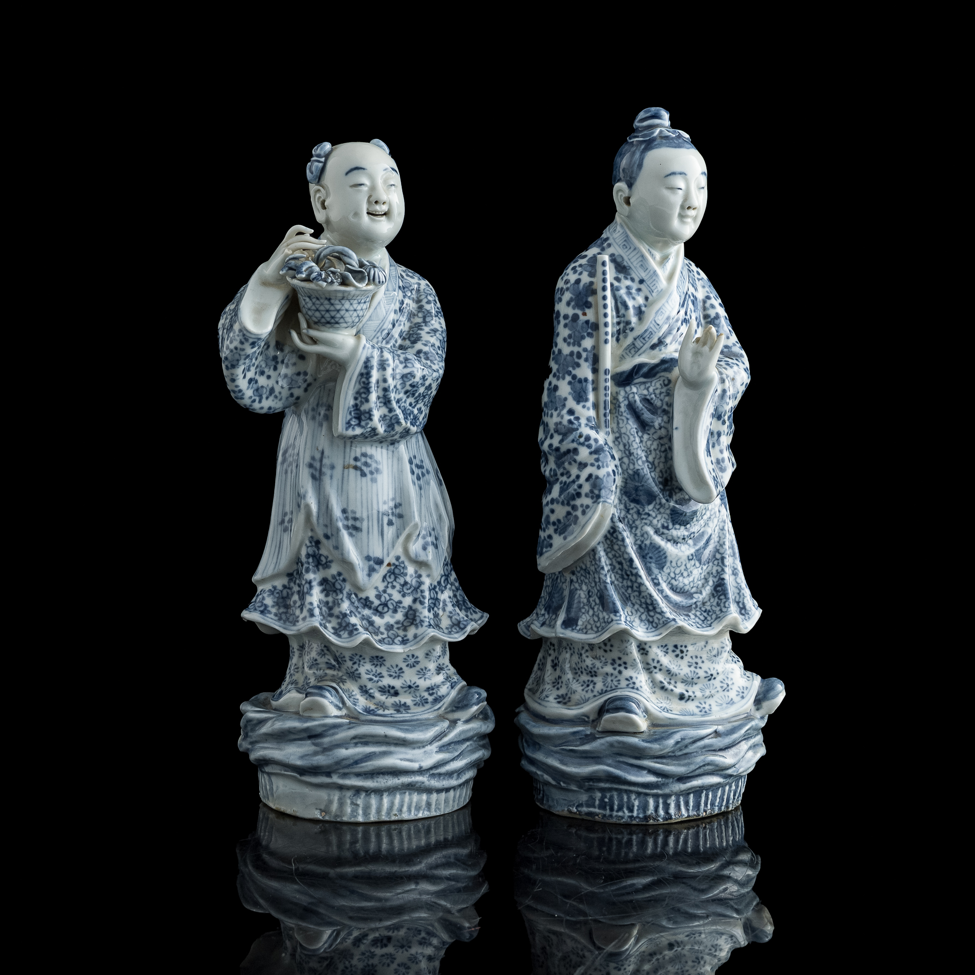 民國鄧榮昌造青花八仙人物兩尊Two Chinese blue and white
