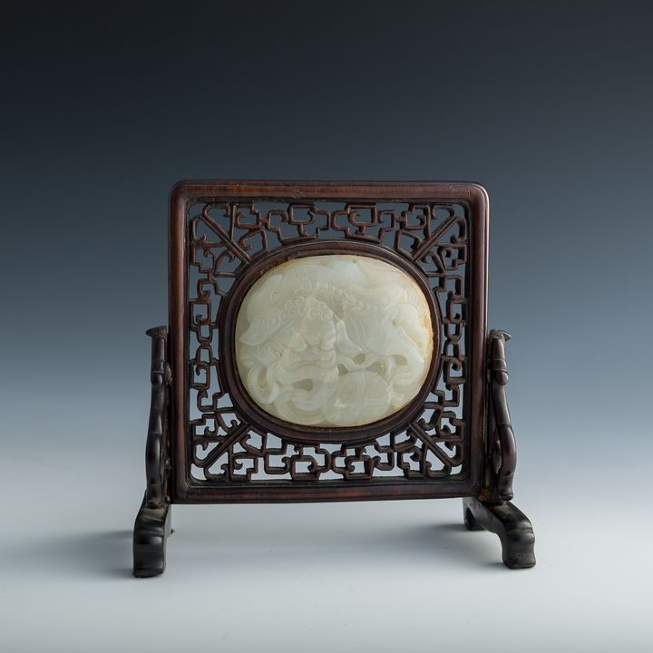 十八/十九世紀 白玉雕師紋瓦頭鑲硬木硯屏 A Chinese hardwood table screen with carved white jade 'lion' plaque, 18th/19th century