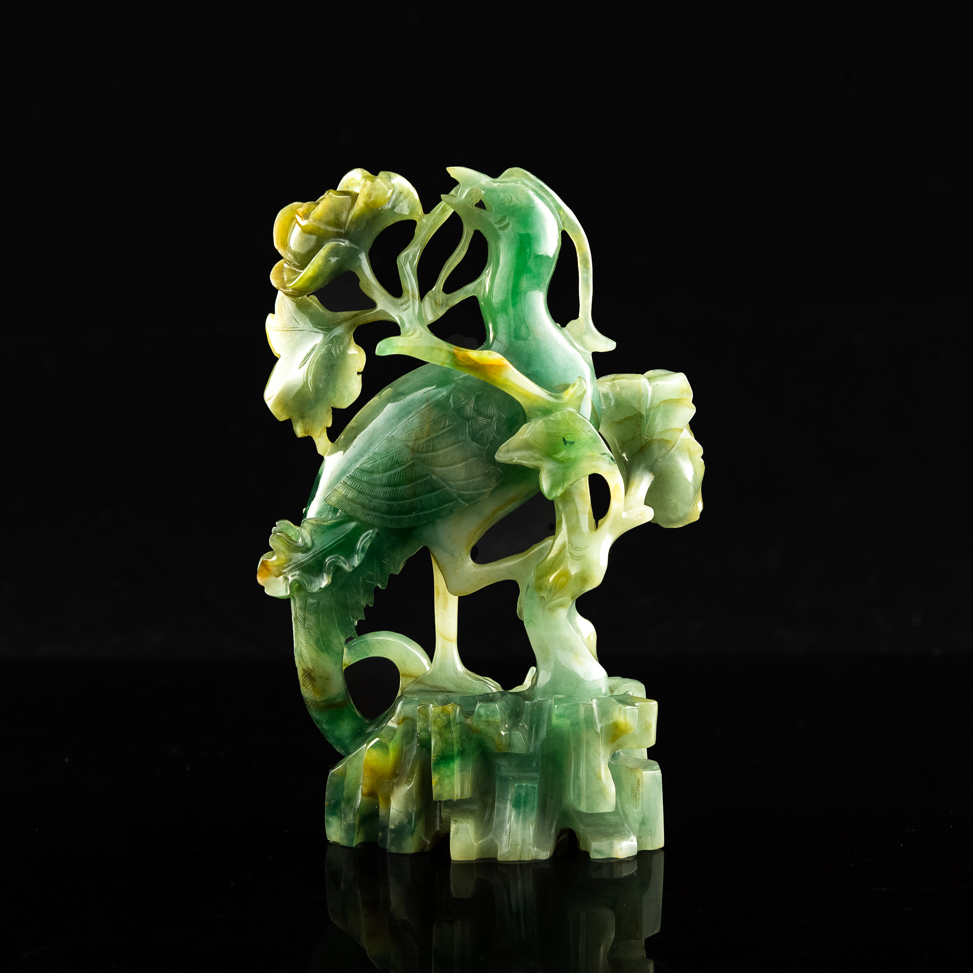 十九世紀 翡翠雕鳳凰牡丹擺件 A Chinese carved jadeite statuette of a phoenix, 19th century