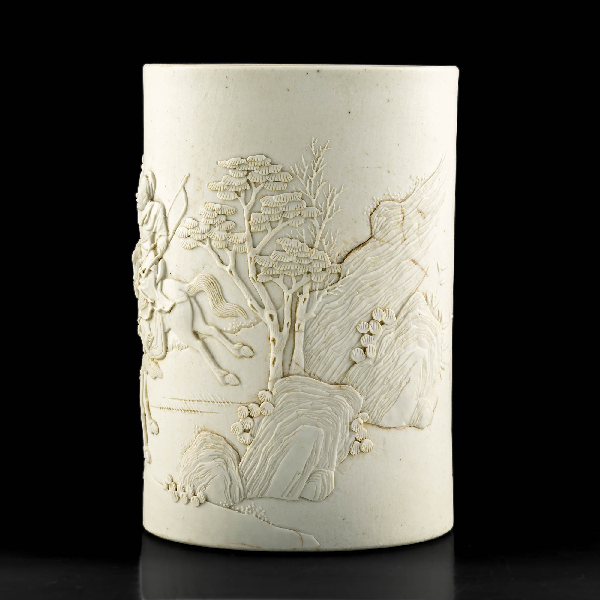 十九世紀王炳榮造生瓷狩獵圖筆筒A Chinese white-glaze brush pot with