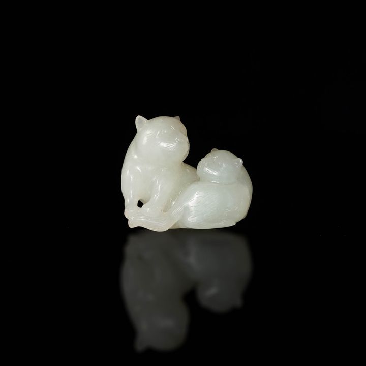 十九世紀 白玉雕雙歡掛墜 A Chinese carved white jade double-cat toggle, 19th century