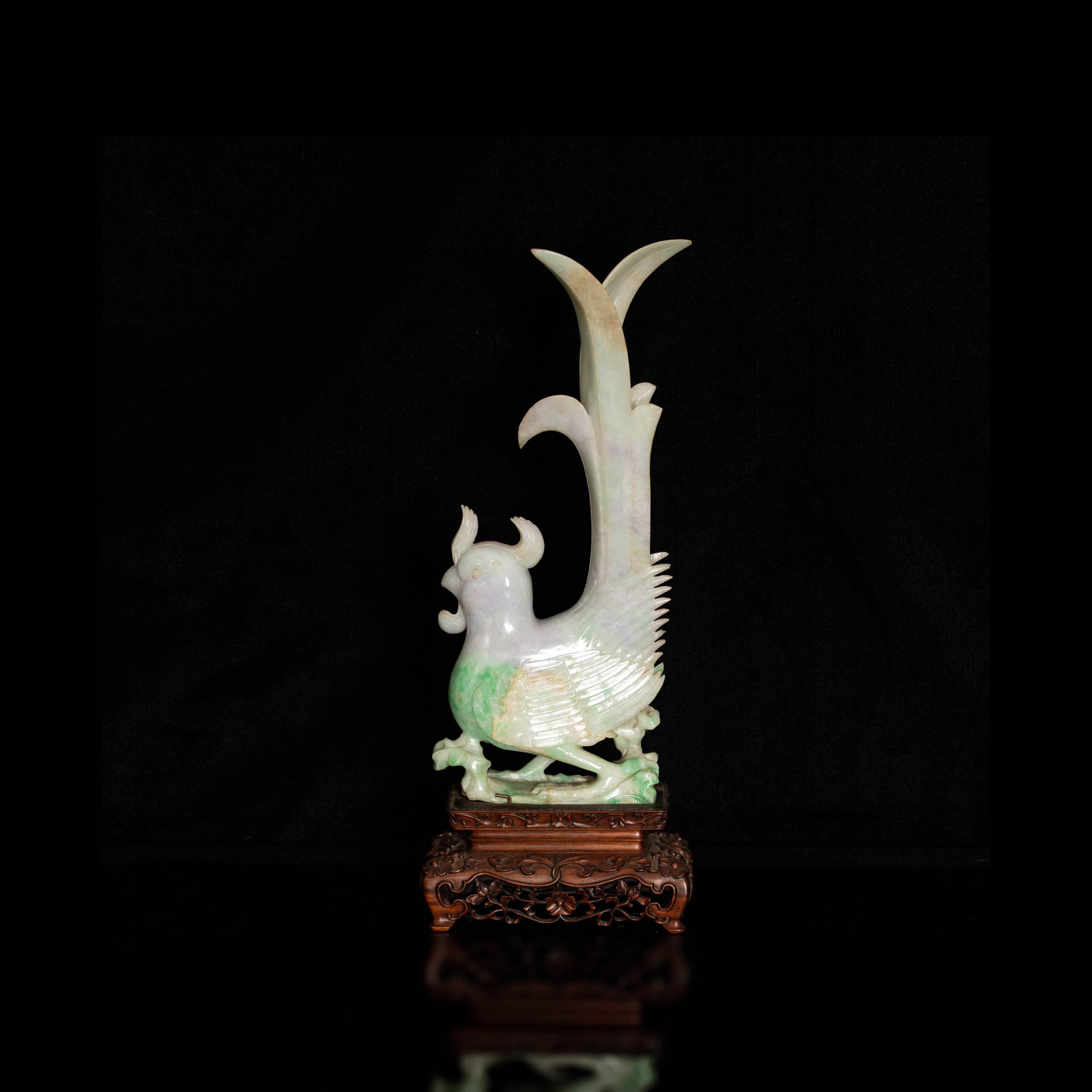 十九世紀 翡翠雕綬帶鳥擺件（附原配硬木座） A Chinese carved jadeite bird, 19th century