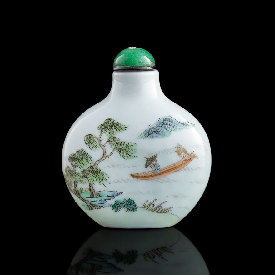 清道光 粉彩山水人物“健庵雅製”鼻煙壺 A Chinese famille rose 'landscape' and 'figural' snuff bottle, Daoguang period, Qing dynasty