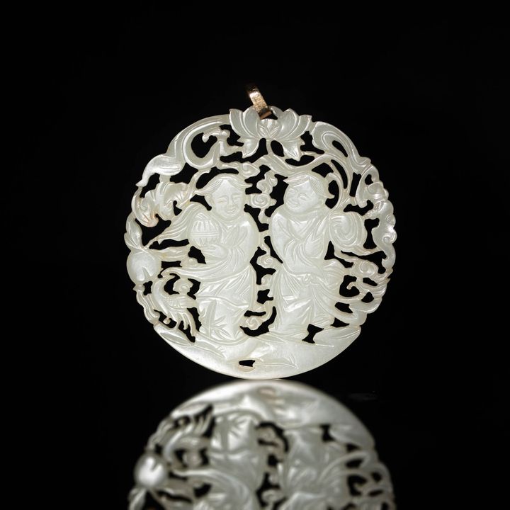 十九世紀 白玉鏤空雕和合二仙圓佩 A Chinese white jade plaque carved with Hehe Erxian, 19th century