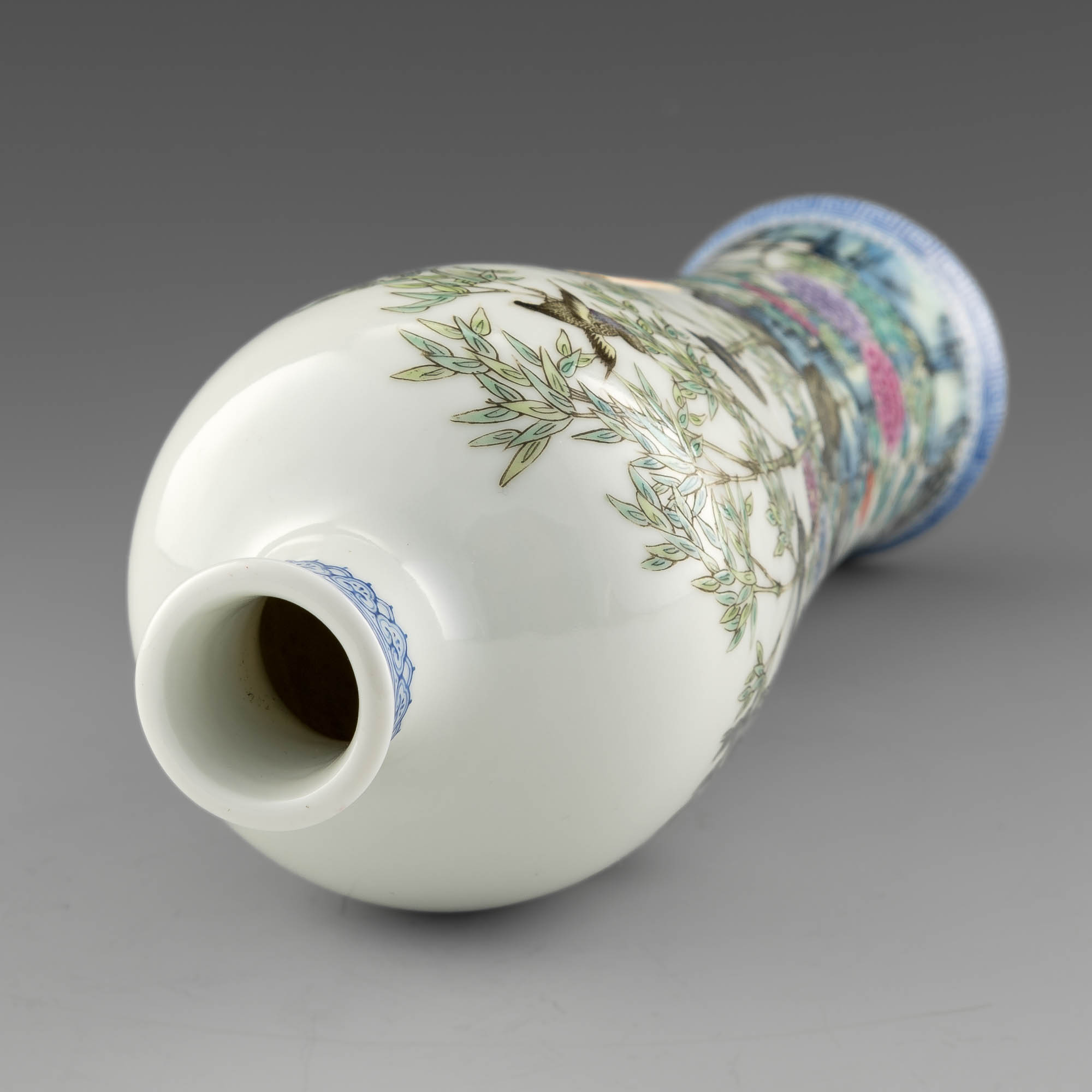 民國仿琺瑯彩安居樂業瓶（附原配錦座） A Chinese falangcai-style