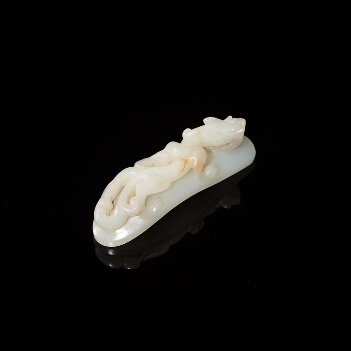 十八世紀   白玉龍勾 A Chinese carved white jade dragon hook, 18th century