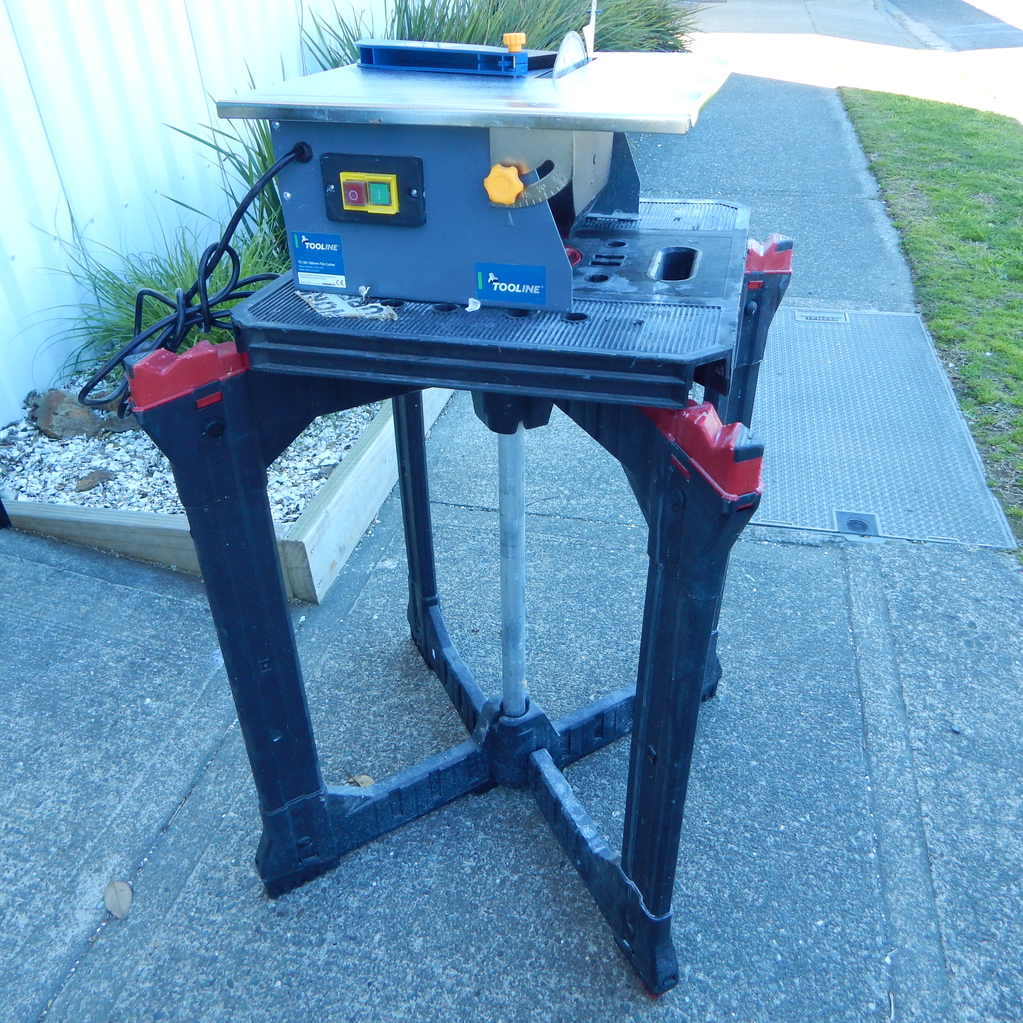 Tooline 180mm Tile Cutter TC180 + Husky Work Table — NZ auction result