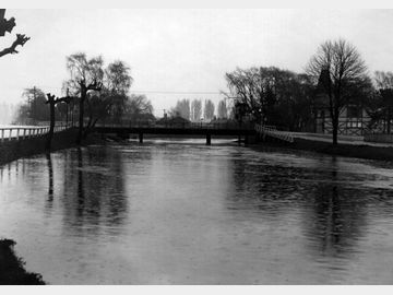 CHRISTCHURCH: AVON RIVER (SEE MORE)