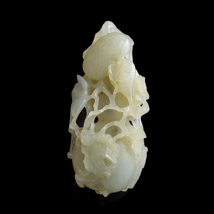 十八世紀 白玉雕葫蘆掛墜 A Chinese carved white jade openwork 'hulu' toggle, 18th century