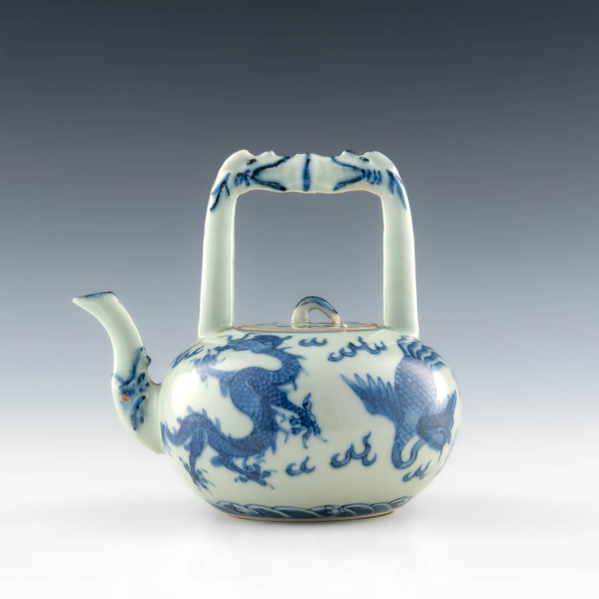 十九世紀青花龍鳳紋提梁壺A Chinese blue and white porcelain teapot