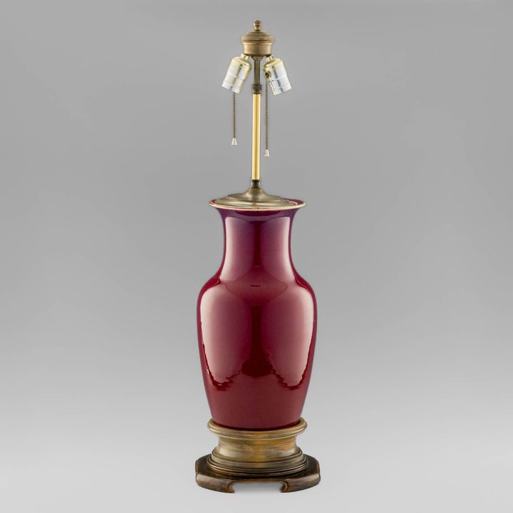 十九世紀早 窯變釉瓶改臺燈 A Chinese flambe red-glaze vase lamp, early 19th century