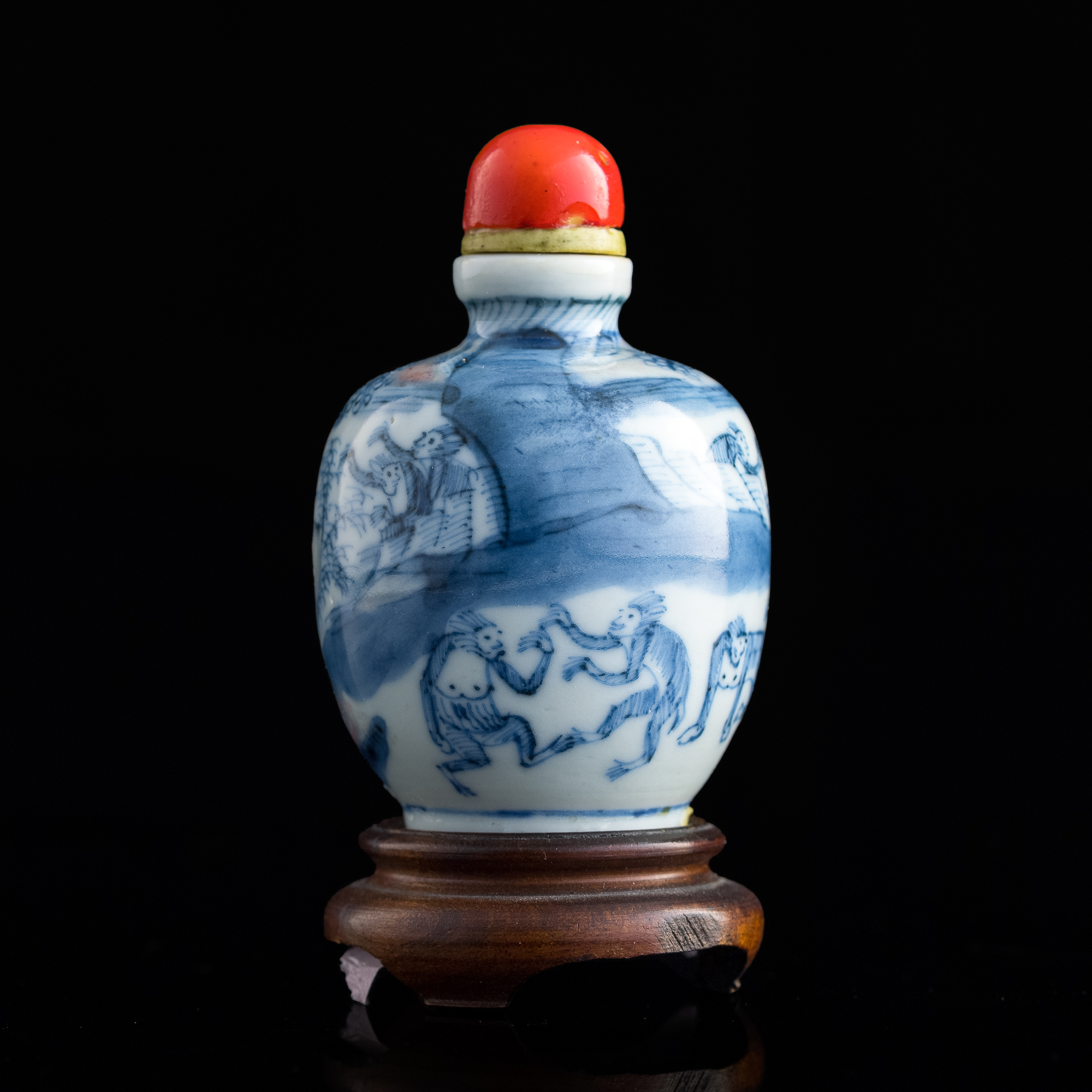 十九世紀青花釉裡紅群猴圖鼻煙壺（附木座） A Chinese blue and copper