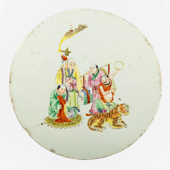 十九世紀 粉彩羅漢圖圓瓷板 A Chinese famille rose luohan roundel plaque, 19th century
