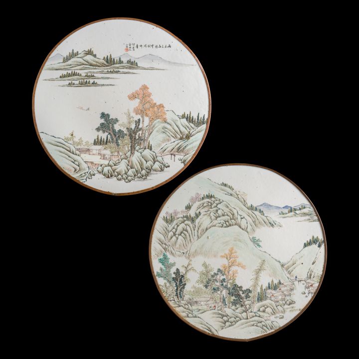 十九世紀晚 余煥文畫淺絳彩山水圓板一對 A pair of Chinese Qianjiang-enamel porcelain plaques, late 19th century