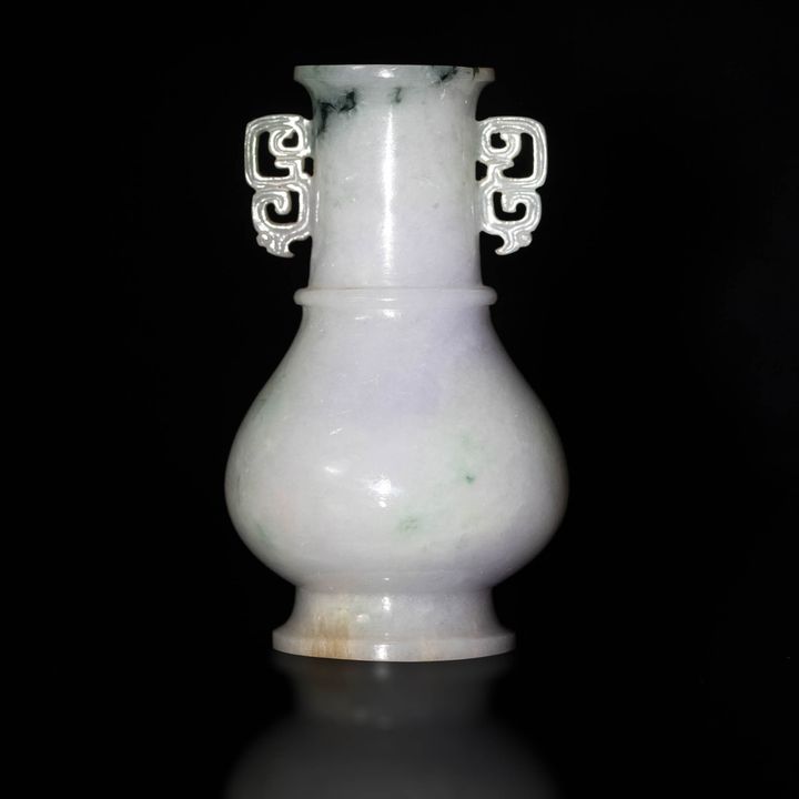 民國 翡翠雙耳瓶 A Chinese jadeite double-handled vase, Republic period