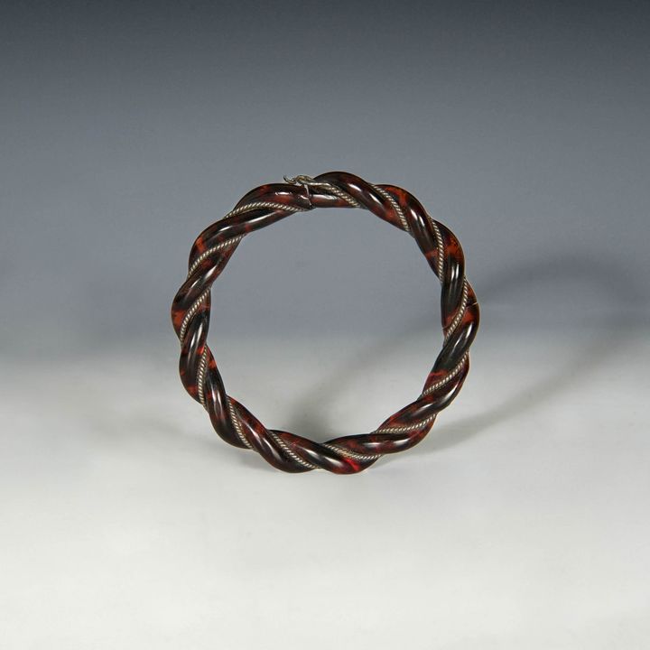 十八/十九世紀 琥珀絞絲手鐲 A Chinese amber twisted bangle, 18th/19th century