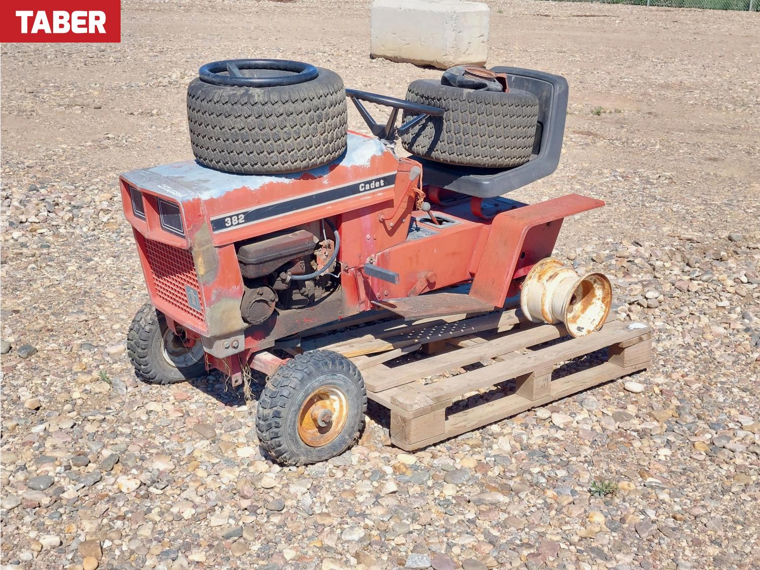 Case IH Cadet 382 Ride On Lawn Mower (Inoperable) [25IG02016-005 ...