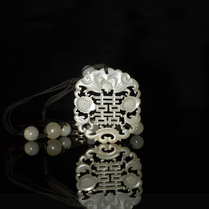 十九世紀 玉珠鏈掛喜字佩 A Chinese carved jade plaque necklace, 19th century