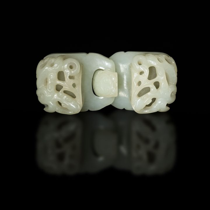 十八世紀 白玉螭龍帶扣一副 A Chinese carved white jade chilong buckle, 18th century